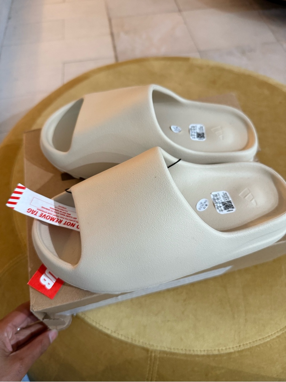 NWT Unisex Yeezy Slide Sandals in Bone - Picture 2 of 7